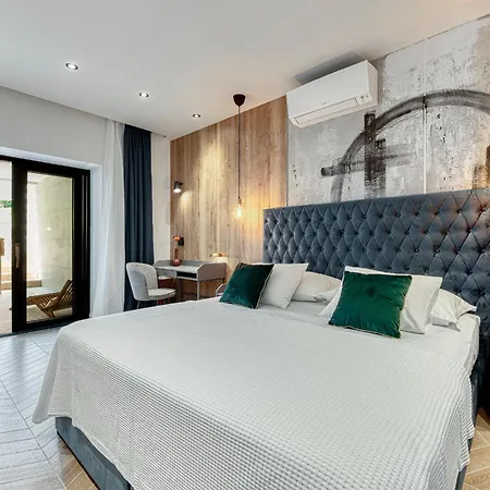 Luxury Private Spa Apartment With Heated Pool & Sauna And Sea View *