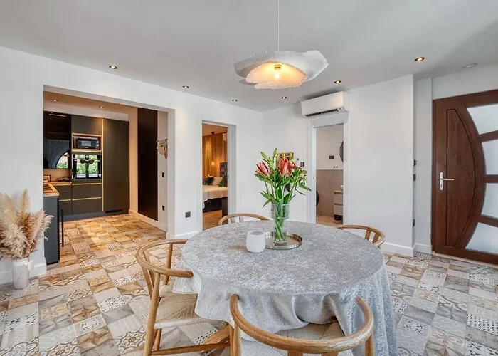 Luxury Private Spa Apartment With Heated Pool & Sauna And Sea View 아파트