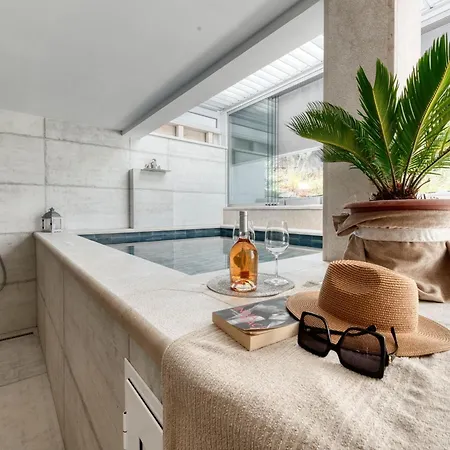 Luxury Private Spa Apartment With Heated Pool & Sauna And Sea View Apartmán